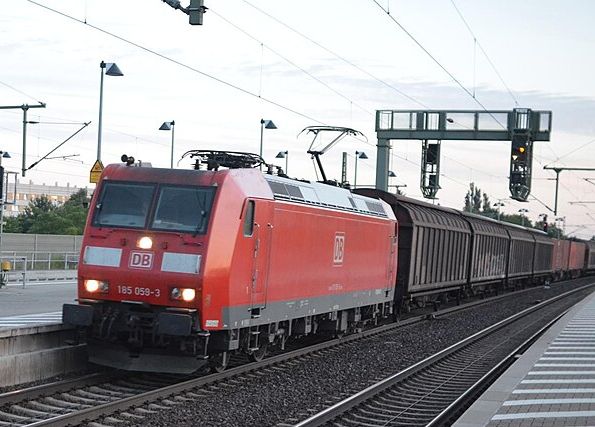 Bahn: Güterzug mit Containern
